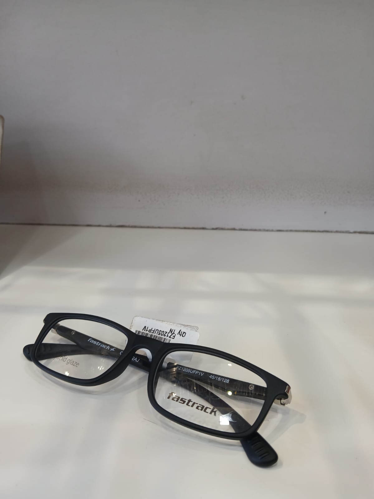 EYEGLASS - Black