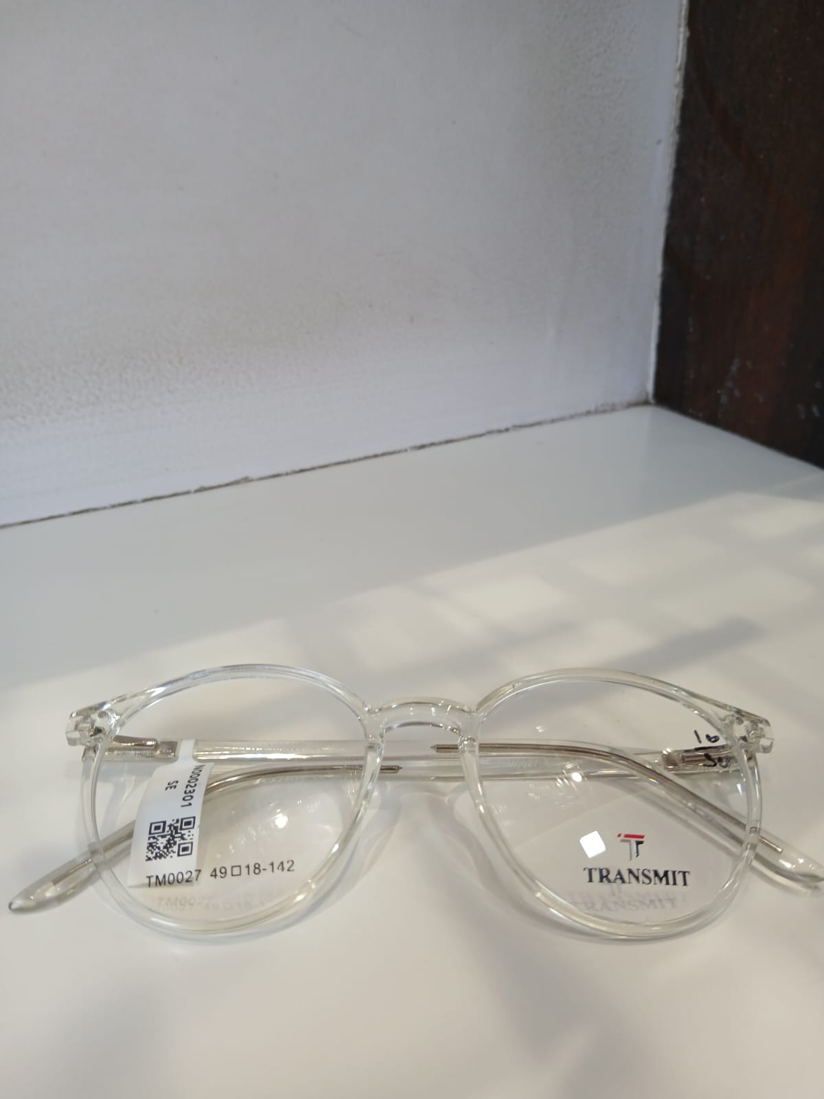 EYEGLASS - White